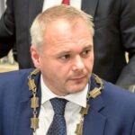 Primátor Hrabáč měl jako úplatek dostat Mercedes, podvádět s daněmi. V kauze je obviněna i firma SWI...