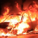Po nárazu auto začalo hořet. Mladíkům nebylo ani 20 let