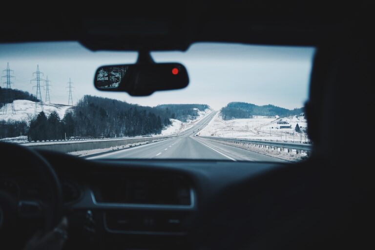 driving-916405_1920