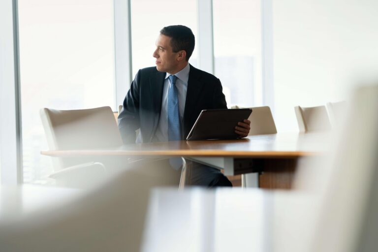 employee-7366214_1920