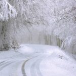 Dopravu na silnicích komplikuje sníh a ledovka, staly se i smrtelné nehody