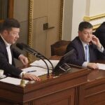 Mizí ukrajinské vlajky, nové uspořádání ve sněmovně a naplňování slibů.