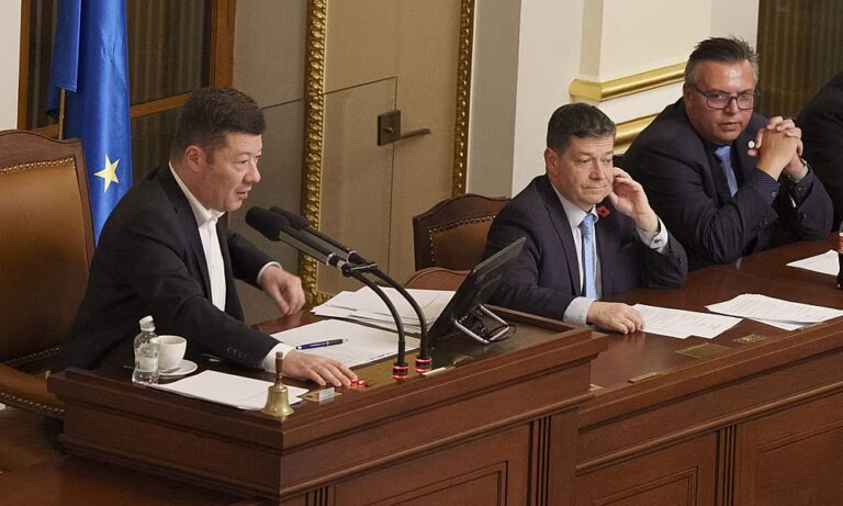 Mizí ukrajinské vlajky, nové uspořádání ve sněmovně a naplňování slibů.