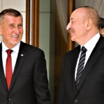 Premiér Babiš v Baku ukazuje českou politiku bez diktátu velmocí