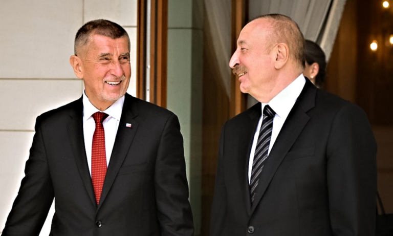 Premiér Babiš v Baku ukazuje českou politiku bez diktátu velmocí