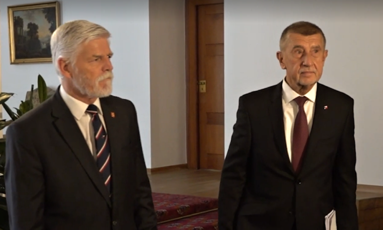 Pře o cestu na summit NATO ukazuje, že osobní ego vítězí nad zájmy země
