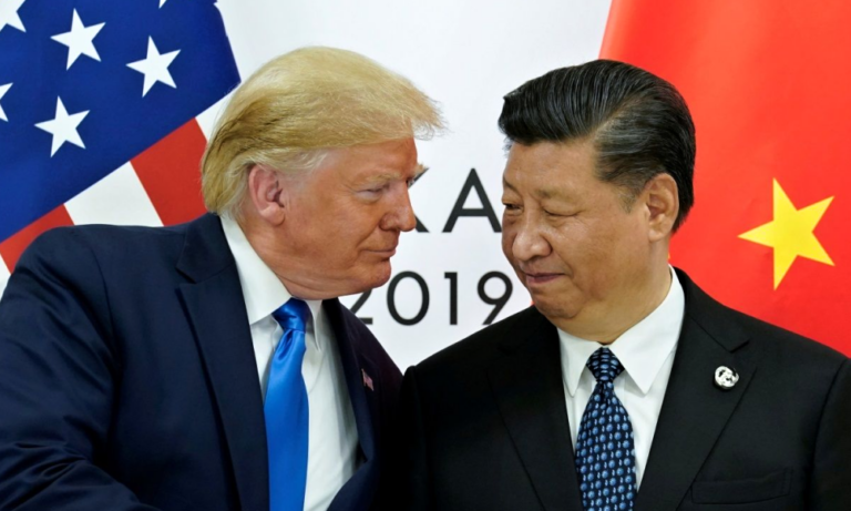 Včera hrají o vytřílených raketách na Čínu a dnes Trump v Číně na návštěvě v naručí Si.