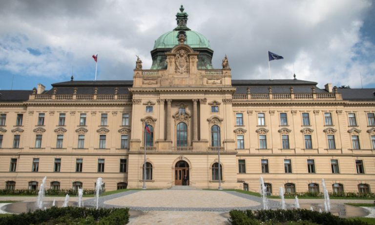 Boj ani nezačal, ale pražská byrokratická úderka už řádí na barikádách